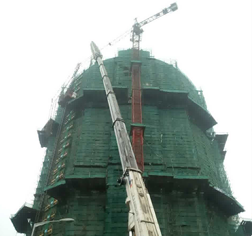 银川市吊车在工地上作业